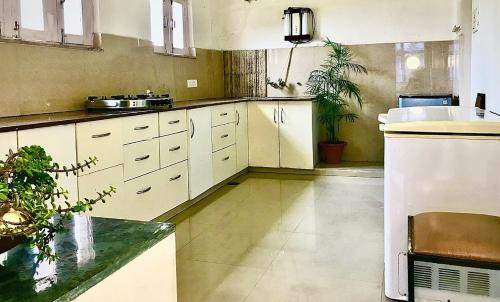 3 BKH Suite in a Sprawling City Bungalow
