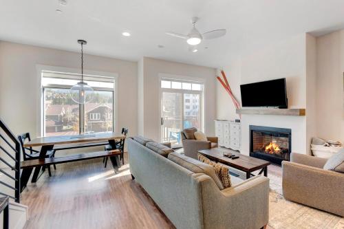 New Luxury Loft #3 - Huge Hot Tub & Great Views - 500 Dollars Of FREE Activities & Equipment Rentals Daily in Winter Park, USA