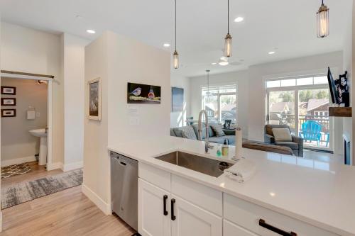 New Luxury Loft #3 - Huge Hot Tub & Great Views - 500 Dollars Of FREE Activities & Equipment Rentals Daily in Winter Park, USA