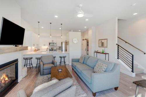 New Luxury Loft #3 - Huge Hot Tub & Great Views - 500 Dollars Of FREE Activities & Equipment Rentals Daily in Winter Park, USA