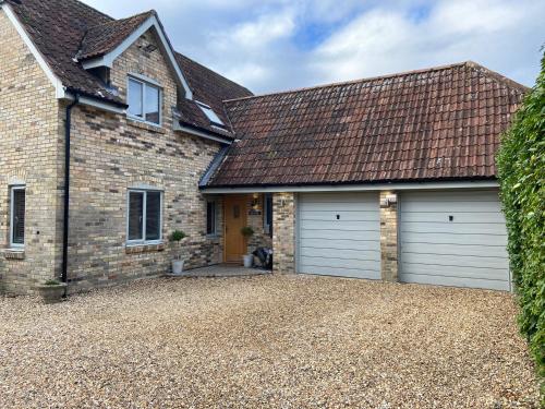 Luxury Wiltshire Holiday Home Cottage With Swimming Pool - Sleeps 7