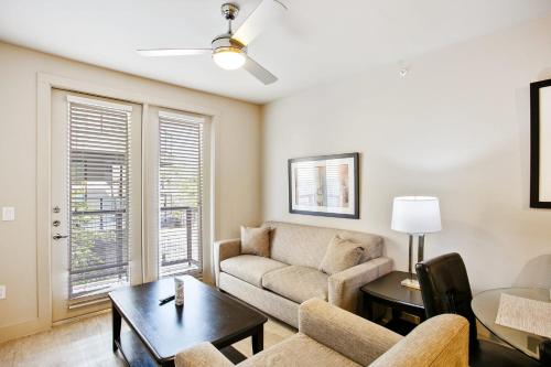 Modern Luxury 1 Bedroom in Dallas - main image