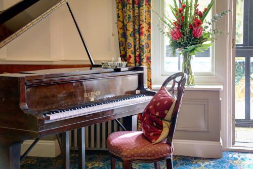 Norfolk Royale Hotel - image 11
