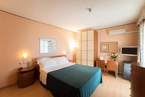 Double Room with Private Bathroom room in Montebello Park Hotel