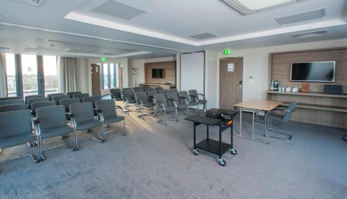 Holiday Inn London West an IHG Hotel - image 7