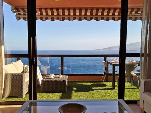 Magnific flat with panoramic sea views