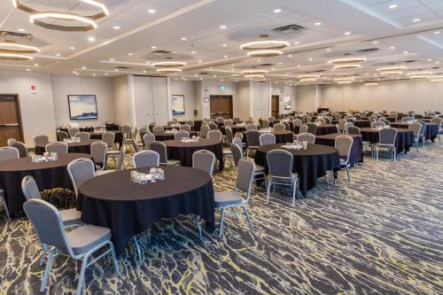 Holiday Inn Hotel & Suites Calgary South - Conference Ctr By IHG - image 4