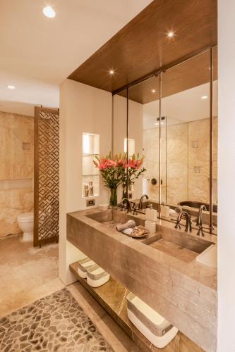 Suite, deluxe, spa bathtub