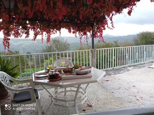 Casa MiraXurés con vistas a la Sierra del Xurés