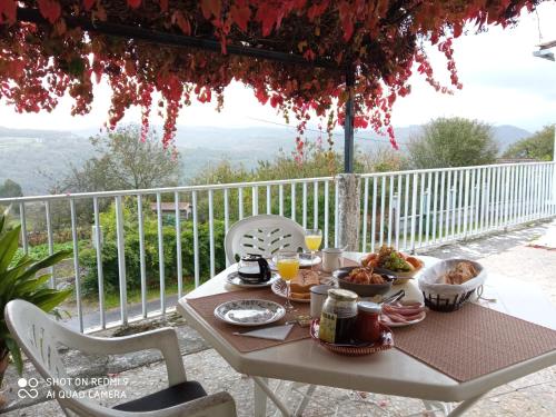 Casa MiraXurés con vistas a la Sierra del Xurés