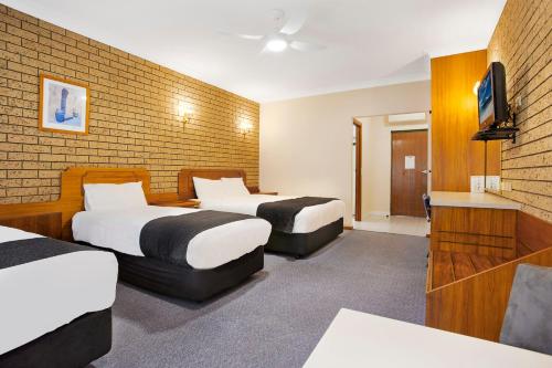 1 queen bed, 2 twin beds
