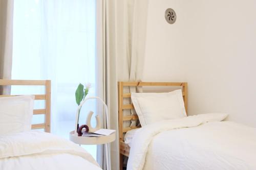 2 twin beds