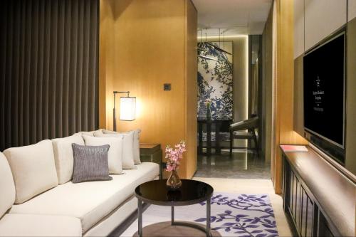 273805413 Kempinski Residences Guangzhou - Free shuttle between hotel and Exhibition Center during Canton Fair & Exhibitor registration Counter