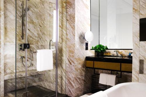 273805423 Kempinski Residences Guangzhou - Free shuttle between hotel and Exhibition Center during Canton Fair & Exhibitor registration Counter