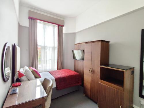 Blue Bells Hotel - image 10