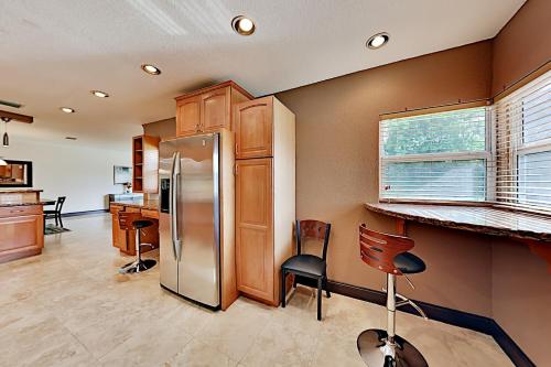 Tropical Retreat - Heated Pool Spa Walk to Beach home - image 7