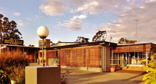 High Street Motor Inn Set in a prime location of Stanthorpe, High Street Motor Inn puts everything the city has to offer just outside your doorstep. The property offers a wide range of amenities and perks to ensure you hav