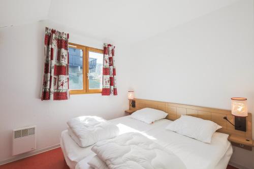 2 twin beds, 1 sofa bed