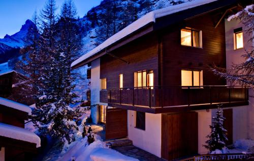 Фасада на хотела, Chalet Zen Zermatt, 100m from Ski Lift and Piste in Център на града