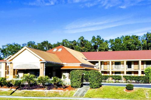 ทัศนียภาพภายนอกโรงแรม, ควอลิตี อินน์ เนียร์ มานาที สปริงส์ สเตท พาร์ค (Quality Inn near Manatee Springs State Park) in ชิฟแลนด์ (FL)