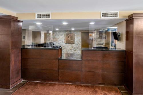 Comfort Inn & Suites Clearwater - St Petersburg Carillon Park - image 9