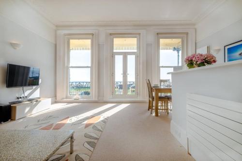 Spectacular sea views! Stylish apt with balcony