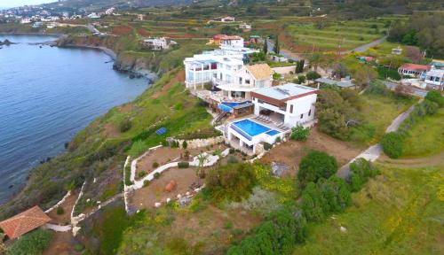 A szálláshely kívülről, Villa Karavi in Pomos