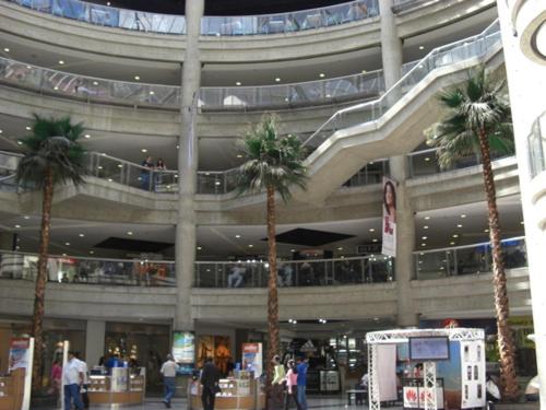 Apartosuites cerca del Boulevar de Sabana Grande y la Av. Solano near Crema Paraiso