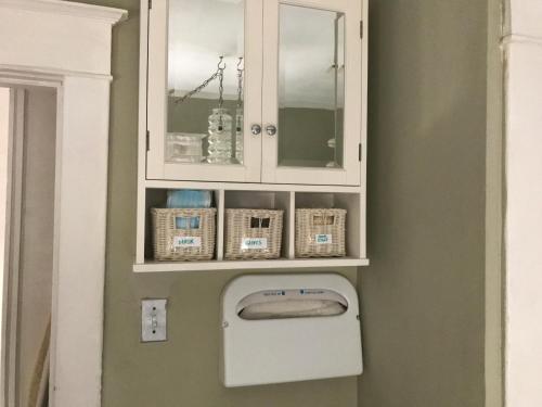 Baño, Room - Airport, Eastman Dental, UofR & Medical Ctr at Strong Hospital-Professionals Welcomed in R and K Skyranch Airport