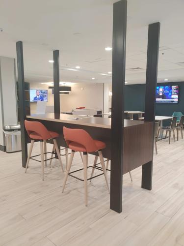 홀리데이 인 & 스위트 앤아버 미시간 대학교 지역 바이 IHG - 레스토랑
