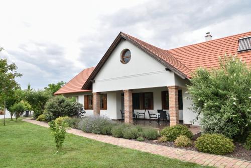 ทางเข้า, Kamillahaz in โปรอสซโล่