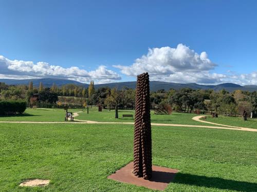 casa rural de un artista en plena naturaleza piscina y parque de esculturas en villarcayo