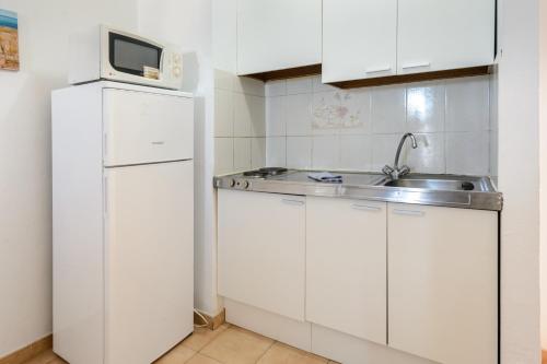 Apartamentos San Antonio Beach - image 9