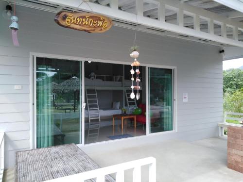 Ratchaburi บ้านไม้หอมบูติค สวนผึ้ง 3-Star Hotel pool