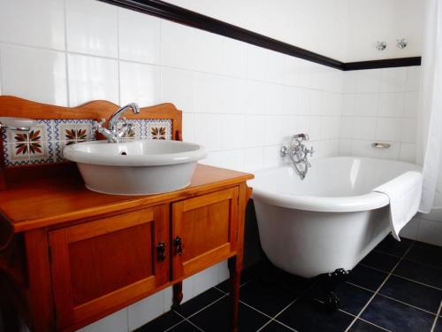 Bathroom, The Historic Pig and Whistle Inn in Bathurst