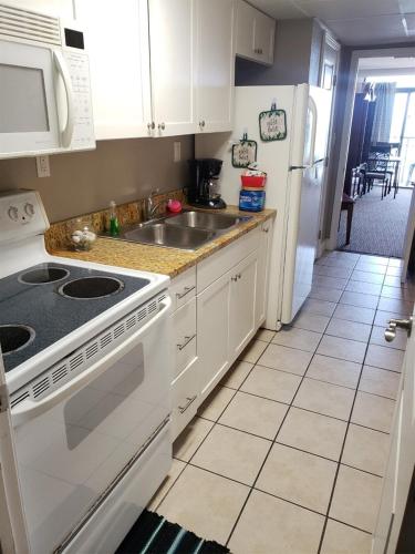 Oceanfront Double Queen 1 BR Suite Caravelle 1137 - image 7