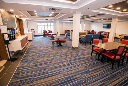 อาหารและเครื่องดื่ม, Holiday Inn Express Hotel & Suites-Hinton By IHG in ฮินตัน (AB)