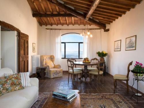  Spacious apartment for 4 people in rustic atmosphere with private garden, Pension in Pergine Valdarno