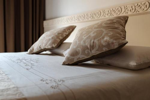 1 queen bed, 1 double bed