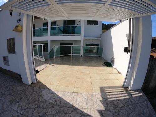 Linda Casa no Litoral Norte a 1 minuto da praia e proxima a IlhaBela