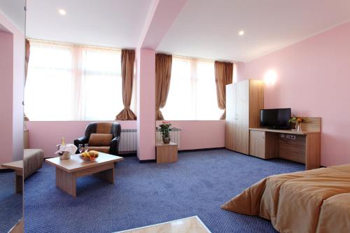 1 queen bed, 1 sofa bed