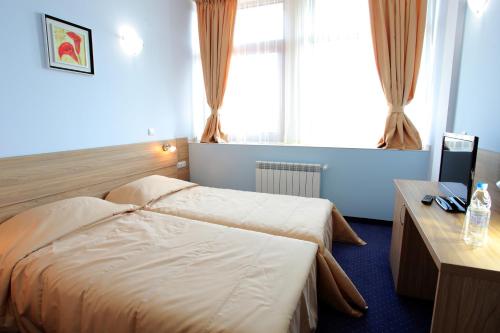 2 twin beds