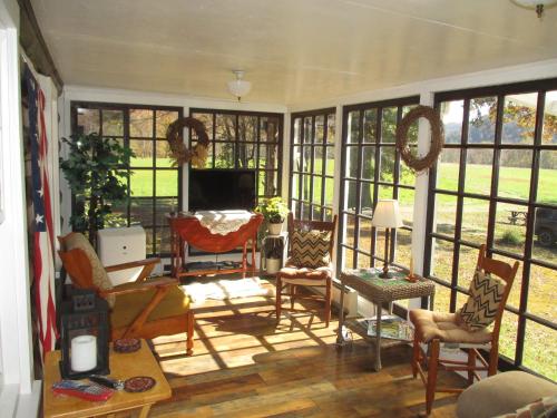 Balkons/terase, Gorgeous cabin stay near I-77, views, antiques, Wi-fi, wonderful experience for 2! in Pembroke (VA)