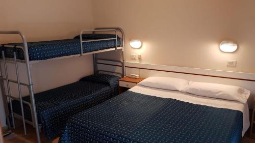 1 queen bed, 1 bunk bed