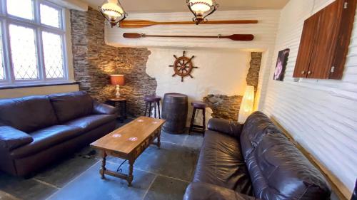 Jolly Sailor Inn - THE OLDEST PUB IN LOOE - Family run and full of charm and character – Looe