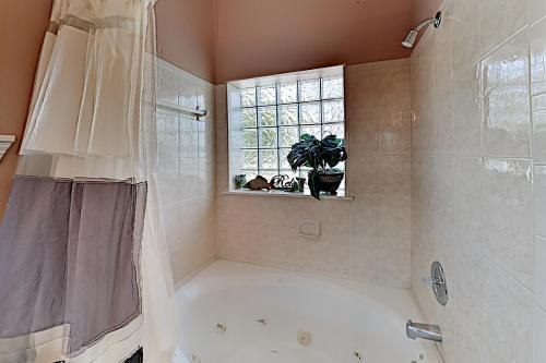 All-Suite Swordfish Retreat - 1 Block to Beach Duplex - image 6