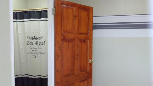 Rumanija's Airport Rooms