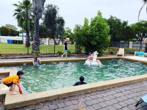 Yüzme havuzu, Berrigan Motel in Berrigan