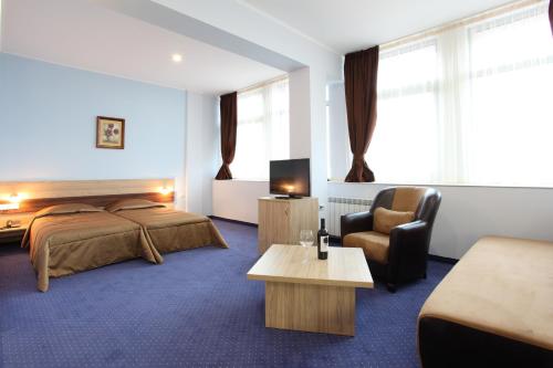 1 queen bed, 2 twin beds
