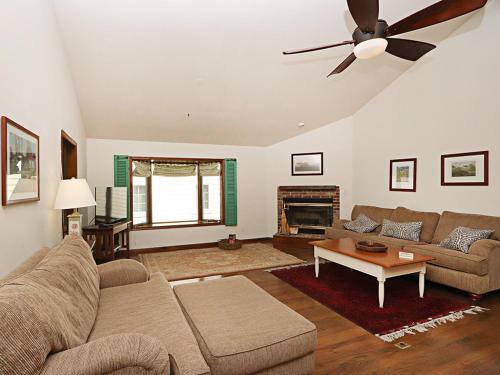 Cat Hill - 436 Tamarack - main image